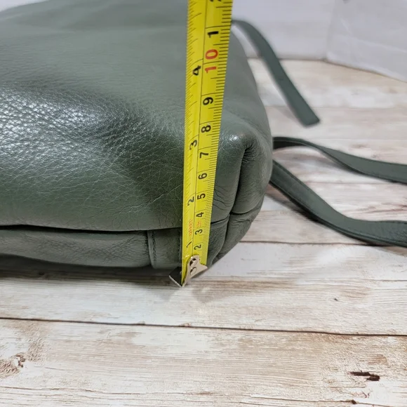 JP Ourse & Cie Kangaroo Olive leather backpack display picture 3